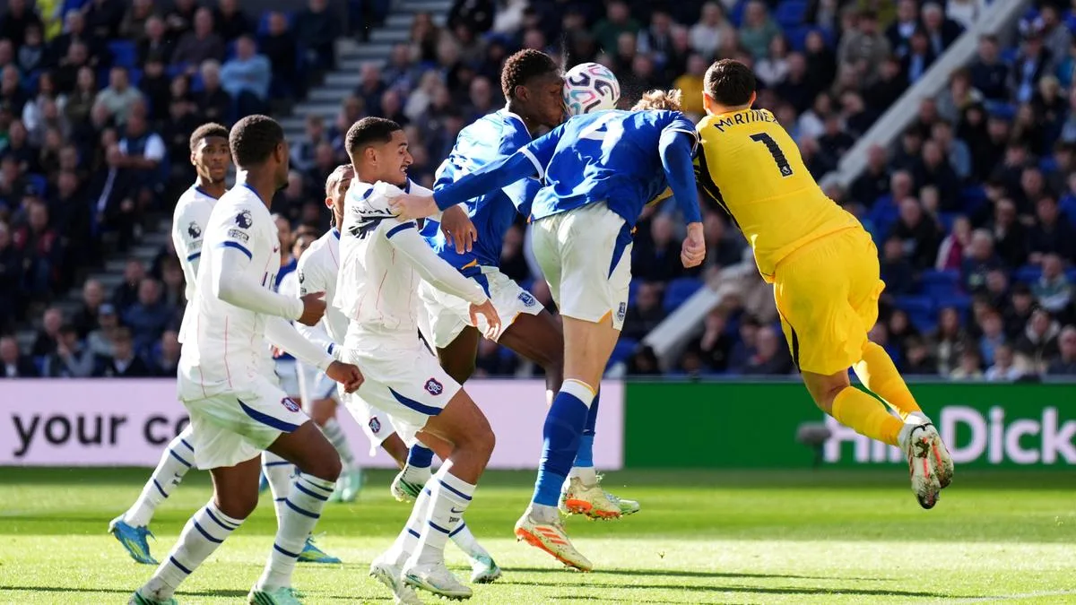 Chelsea goalkeeper Emi Martínez receives medical attention after colliding with Everton defender Jarrad Branthwaite during their Premier League match.